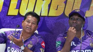KKR கோச் ஒருத்தர் காலை 6 மணிக்கு தூங்கப் போவார்.. இன்னொரு கோச் 5 மணிக்கு எழுந்திருப்பார் - ஹர்பஜன்