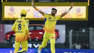 IPL 2025: CSK-க்கு கிடைச்ச சொக்கத் தங்கம்.. பந்தை தொட முடியாமல் தவித்த மும்பை வீரர்கள்..கலீல் அபாரம்