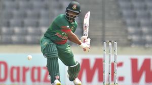 Tamim Iqbal- வங்கதேச கிரிக்கெட் வீரர் தமீம் இக்பாலுக்கு நெஞ்சு வலி.. களத்தில் சுருண்டு விழுந்தார்