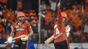 IPL- பயிற்சி ஆட்டத்தில் தெறிக்கவிட்ட இசான் கிஷன்.. 2 இன்னிங்சிலும் அரைசதம்.. SRH 260 ரன்கள் குவிப்பு