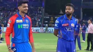 டெல்லியில் முதல் மேட்ச்.. டாஸ் வென்ற உடன் அக்சர் பட்டேல் சொன்ன விஷயம்.. மும்பை அணி பிளேயிங் 11 என்ன?