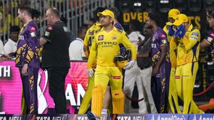 CSK: இந்த 4 பேரை துரத்தி விட்டால், எல்லாம் சரி ஆயிடும். சொந்த நாட்டு வீரரை காப்பாற்றும் பிளமிங்