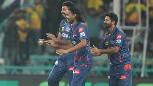 IPL 2025: விக்கெட் எடுத்த உடன் எழுதுவது போல் கொண்டாடுவது ஏன்? டிக்வேஷ் உறவினர் விளக்கம்