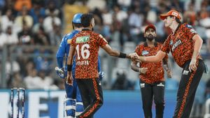 IPL 2025: ரியான் ரிக்கல்டன் அவுட்டாகியும், நடுவர் வைத்த டிவிஸ்ட்.. தவறு செய்தாரா கிளாசன்..விதி என்ன?