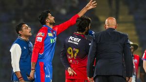 RCB vs DC டாஸ் வென்றது யார்? கேப்டன்கள் சொன்னது என்ன? யாருக்கு சாதகம்?