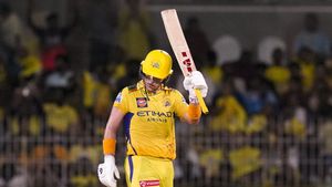 IPL 2025: CSK சுட்டி குழந்தை சாம் கரண் வெறி ஆட்டம்.. தோனி அடித்த சிக்சர்.. கொத்தாக விழுந்த விக்கெட்