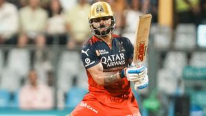 IPL 2025: சரித்திரம் படைத்த விராட் கோலி.. பிரம்மாண்ட மைல்கல் சாதனை.. டி20 போட்டிகளில் 13000 ரன்கள்
