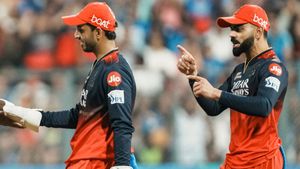 MI vs RCB: கோபத்தின் உச்சிக்கு சென்ற விராட் கோலி! மைதானத்தில் தொப்பியை வீசி ஆவேசம்.. என்ன நடந்தது?