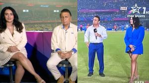 IPL 2025- மாயதி பேண்ட்-ஐ நீங்க ஏன் கவாஸ்கர் போட்டு இருக்கீங்க? மழையால் கண்டண்ட் ஆன ஆங்கர்