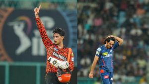 IPL 2025: அபிஷேக் சர்மா மிரட்டல்.. 6,6,6,6 ஒரே ஓவரில் பறந்த சிக்சர்..18 பந்துகளில் அரைசதம்.. 2 சாதனை
