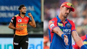 தமிழக வீரர் நடராஜனுக்கு வழிவிட்ட ஆஸ்திரேலிய ஜாம்பவான்.. டெல்லி அணியில் ட்விஸ்ட்.. விலகிய ஸ்டார்க்
