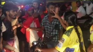 IPL 2025- RCB ரசிகர்கள் அட்டூழியம்! தனி ஆளாக எதிர்த்த CSK பெண் சிங்கம்..ஓடி வந்து காப்பாற்றிய போலீஸ்