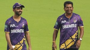 IPL 2025- தோனி ரசிகர்கள் கத்துவாங்களே என்ன செய்வீங்க.. கொல்கத்தா அணி பயிற்சியாளர் கொடுத்த பதில்