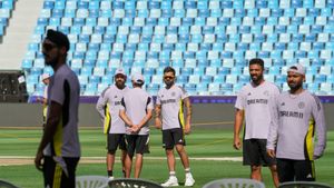 வேற வழியே இல்ல.. நம்பர் 1 டி20 பவுலரை டெஸ்டில் சேர்த்தே ஆக வேண்டும்.. கம்பீர் முடிவு