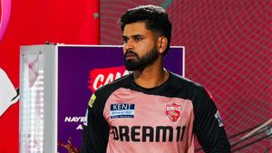 IPL 2025- கேப்டன் பதவியிலிருந்து விலகிய ஸ்ரேயாஸ்.. வெறும் பேட்டிங் மட்டும் ஆடிவிட்டு சென்றது ஏன்?