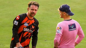 IPL 2025- மீண்டும் முதலில் இருந்தா? ஆஸி. வீரருக்கு கொரோனா பாதிப்பு.. போட்டியிலிருந்து விலகல்