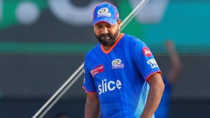 உலகின் எந்த பேட்ஸ்மேனும் செய்யாத ஐபிஎல் சாதனை.. 7000 ரன்கள் மற்றும் 300 சிக்ஸர்கள் அடித்த ரோஹித்!