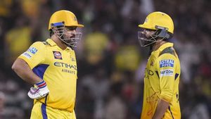 IPL 2025- அடுத்த சீசன் விளையாடுவது குறித்து மீண்டும் தோனி வைத்த சஸ்பென்ஸ்.. இதை கேளுங்க!