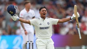 IND vs ENG: கவாஸ்கர் கூட செய்யாத சாதனை.. தெறிக்கவிட்ட ஜெய்ஸ்வால் 5வது சதம்.. இந்தியா ரன்குவிப்பு