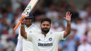 IND vs ENG: ரிஷப் பண்ட் அதிரடி சதம்.. தோனியின் சாதனை முறியடிப்பு.. ஒரே இன்னிங்சில் பல ரெக்கார்ட்