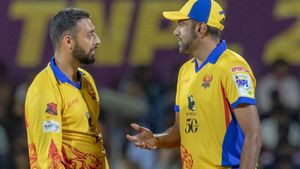 வருண் சக்கரவர்த்தி வெறியாட்டம்.. கடைசி 2 பந்தில் ஒரு சிக்ஸ், ஒரு ஃபோர் அடித்து வென்ற அஸ்வின் அணி