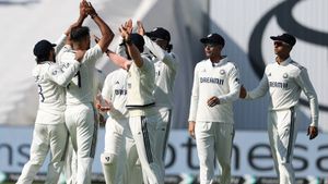 IND vs ENG: ஒரே ஓவரில் 2 விக்கெட்டுகள்.. இங்கிலாந்துக்கு ஆரம்பமே சோகம்.. சதம் அடித்த வீரர் டக் அவுட்