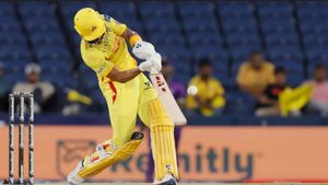 யாரு சாமி நீ.. 9 பந்தில் 37 ரன்.. சிஎஸ்கே-வில் சேருங்க.. டிஎஸ்கே வீரர் டோனோவான் பெரேரா அதிரடி