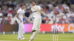 IND vs ENG: 23 வயதில் ஜெய்ஸ்வால் 6வது சதம்.. கவாஸ்கர், சேவாக் சாதனை சமன்.. விமர்சனத்துக்கு பதிலடி