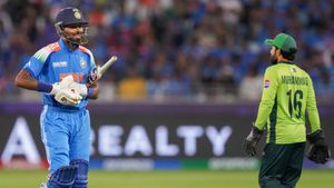 IND vs PAK: நாட்டையும், ராணுவ வீரர்களையும் விட டிஆர்பி, பணம் தான் முக்கியமா? மனோஜ் திவாரி கேள்வி