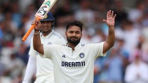 “மைதானத்தில் மட்டுமல்ல, நிஜத்திலும் ஹீரோ தான்” ஏழை மாணவியின் கல்விச் செலவை ஏற்ற ரிஷப் பண்ட்