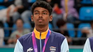 வரலாறு படைத்த தமிழர் ஆனந்தகுமார்.. ஸ்கேட்டிங் உலக சாம்பியன்ஷிப்பில் முதல் தங்கம் வென்ற இந்தியர்