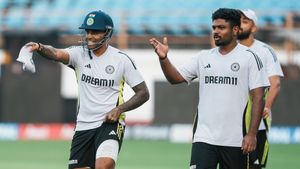 இந்திய அணியில் யாருக்கும், எந்த இடமும் நிரந்தரம் கிடையாது.. சாம்சன் குறித்து பயிற்சியாளர் பதிலடி