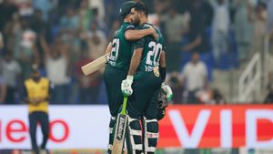 Asia Cup: வெளியேறியது இலங்கை.. பேட்டிங்கில் தடுமாறிய பாகிஸ்தான்.. மீண்டும் காப்பாற்றிய பவுலர்கள்