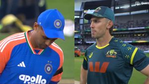 IND vs AUS T20: கருப்புப் பட்டை அணிந்து விளையாட வந்த இந்தியா, ஆஸ்திரேலியா வீரர்கள்.. காரணம் இதுதான்