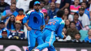 IND vs AUS: ஸ்ரேயாஸ் ஐயர் அபார கேட்ச்.. மைதானத்தை விட்டு வெளியேறினார்.. என்ன நடந்தது?