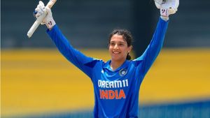 IND-W vs SA-W: 28 ஆண்டு கால ODI ரெக்கார்டை உடைத்த இந்திய வீராங்கனை ஸ்மிருதி மந்தனா.. 982 ரன் சாதனை