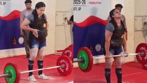 7 மாத கர்ப்பம் தடையல்ல.. 145 கிலோ எடை தூக்கி பதக்கம் வென்ற டெல்லி பெண் காவலர் சோனிகா யாதவ்