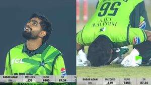 PAK vs SL: பாபர் அசாம் அபார சதம்.. 807 நாட்களுக்கு பிறகு நடந்த அற்புதம்.. கோலிக்கு நடந்த மாதிரியே