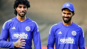 IND A vs SA A: 16 ரன்களுக்கு 4 விக்கெட் இழந்த தென்னாப்பிரிக்கா ஏ அணி.. இறுதியில் மாறிய கதை.. இலக்கு என்ன?