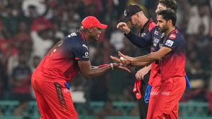 IPL 2026: ஆர்சிபி அணி இந்த 2 வீரரை விடுவித்தால் போதும்.. முன்னாள் வீரர் கருத்து