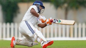 IND A vs SA A: ரிஷப் பண்ட்க்கு மீண்டும் காயம்.. போட்டியை விட்டு பாதியில் வெளியேறினார்