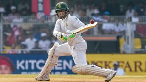 IND vs SA: தமிழக வீரர் சேனுரான் முத்துசாமி சதம்.. தென்னாப்பிரிக்க அணியை காப்பாற்றிய நாகை மைந்தன்