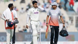 IND vs SA: சுப்மன் கில் மருத்துவமனையில் அனுமதி.. ஆம்புலன்சில் ஏற்றி செல்லப்பட்டார்..பிசிசிஐ விளக்கம்