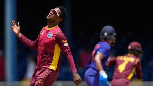 IPL 2026 ஏலம்.. சிஎஸ்கே அணி முதல் வீரராக வெஸ்ட் இண்டீஸ் ஆல்ரவுண்டரை வாங்கியது.. யார் இந்த ஹீசைன்