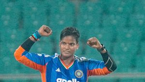 டி20 கிரிக்கெட்டில் இந்திய வீராங்கனை தீப்தி சர்மா உலக சாதனை.. ஆடவர் கிரிக்கெட்டில் கூட இப்படி நடக்கல