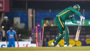 IND vs SA: முதல் ஓவரிலேயே விக்கெட் எடுத்த இந்தியா.. தொடக்கத்திலேயே ஆட்டம் கண்ட தென்னாப்பிரிக்கா