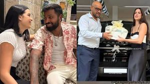 முன்னாள் மனைவி நடாசாவுக்கு ரூ. 4 கோடி கார்.. வியக்க வைத்த ஹர்திக் பாண்டியா.. ரசிகர்கள் பாராட்டு