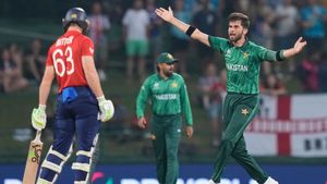 PSL 2026: பாகிஸ்தான் வீரர் ஷாகின் ஆப்ரிடி ரூ.3 லட்சம் அபராதம்.. ஹோட்டலில் நடந்த செயலால் நடவடிக்கை