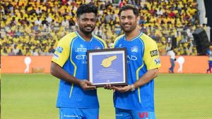 CSK: தோனியை டீமை விட்டு நீக்கியதே சிஎஸ்கே தானா? ரசிகர்கள் பற்ற வைத்த தீ.. உண்மை என்ன?