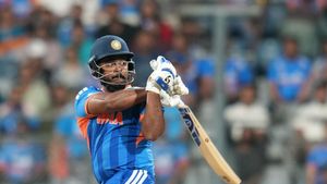 IND vs ENG: சஞ்சு சாம்சன் 26 பந்துகளில் அரைசதம்.. தனி ஆளாக மாஸ் காட்டும் சேட்டன்